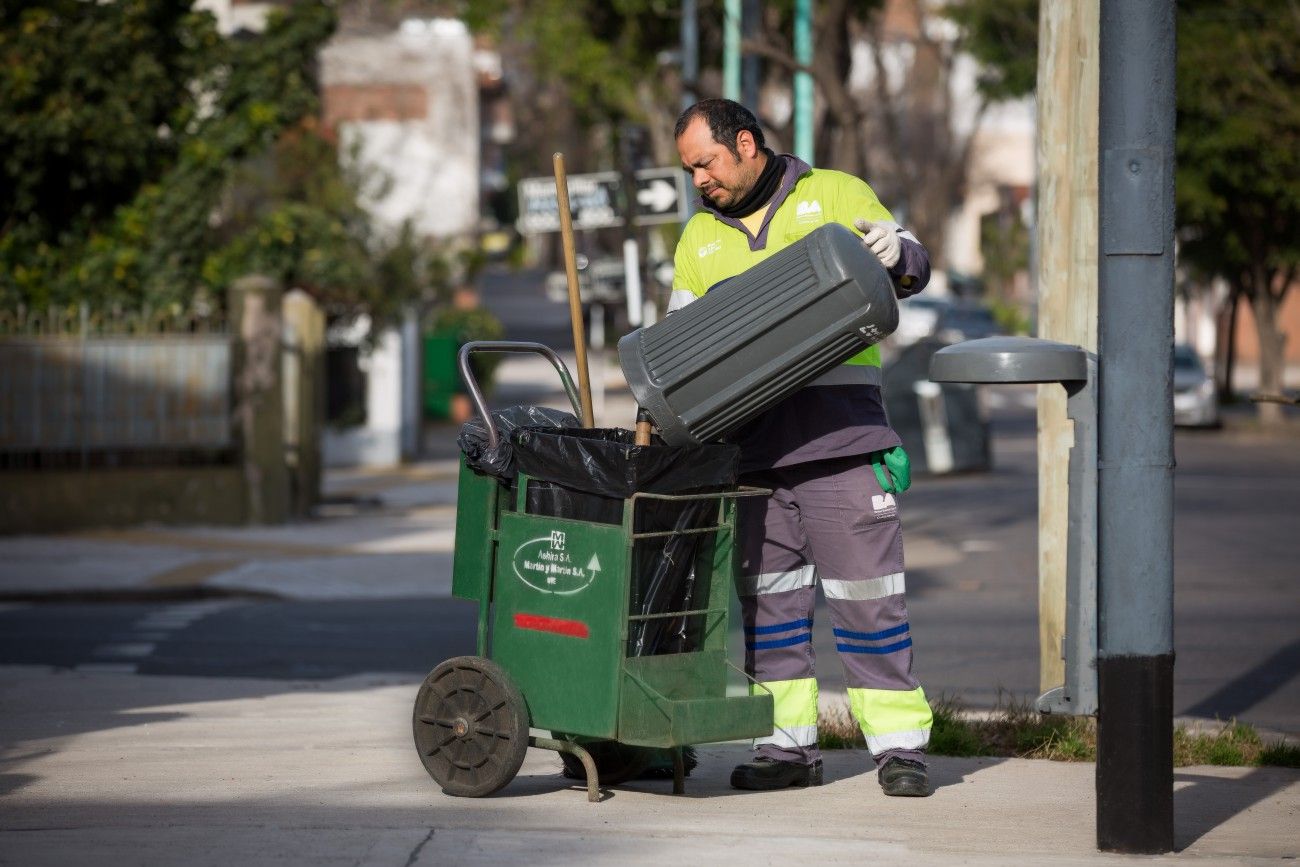 Cientos de personas se encargan a diario de mantener limpia la Capital Federal. Cómo funciona el sistema que recolecta miles de toneladas de basura. 
