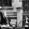 Carl Benz a bordo del primer automóvil de combustón de la historia.