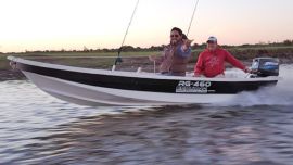 El Ecotraq RG-460 cuenta con un diseño simple, cubierta de borda volcada desarrollada en una sola pieza y sector de popa único.