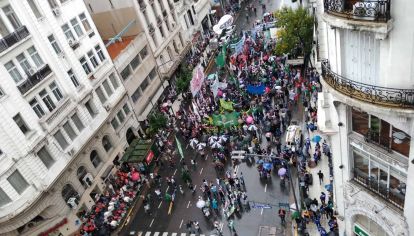 Movilización de organizaciones sociales junto a la CTA en el centro Porteño