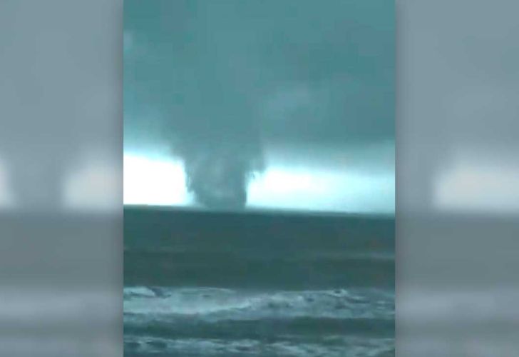 Impresionante Tromba Marina Sorprendio En Mar Del Tuyu Perfil