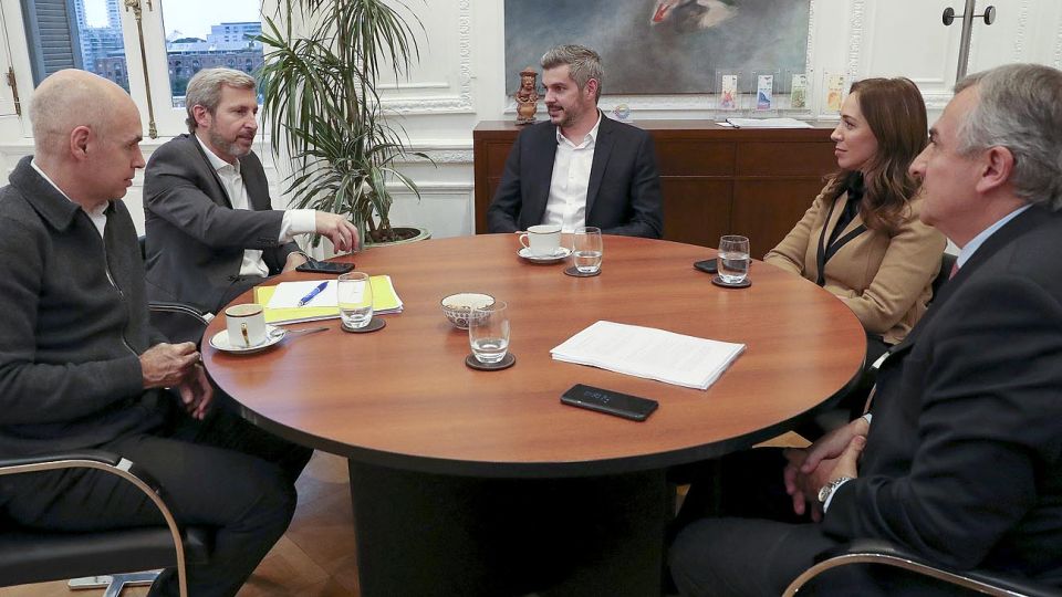 a la mesa. El jueves se repitió la imagen de Peña y Frigerio con Rodríguez Larreta, Vidal, Cornejo y Morales. Antes, reunión con Dujovne.