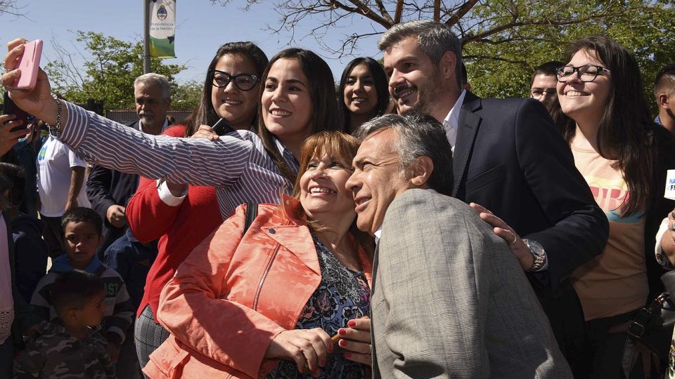 Selfie. Peña junto al gobernador Cornejo, jefe de la UCR. No todo es lo que parece.