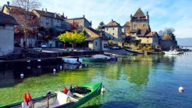 Yvoire fue un poblado pesquero y fortificado, del que todavía se conservan casas de piedra, torrecillas y hasta un castillo.