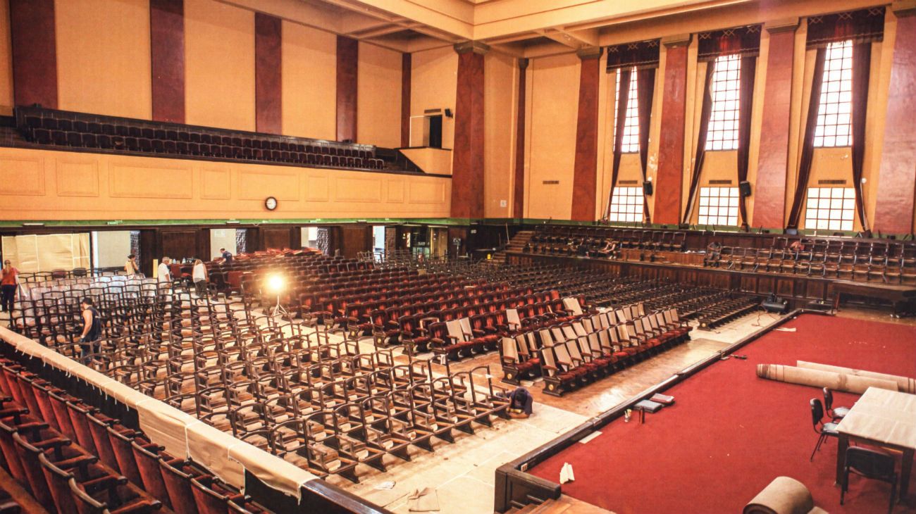 Las butacas del salón de actos de la Facultad de Derecho estaban en muy mal estado antes de ser renovadas.