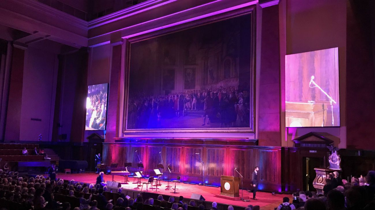 El Aula Magna renovó sus butacas, alfombra y hasta incorporó dos pantallas de LED.