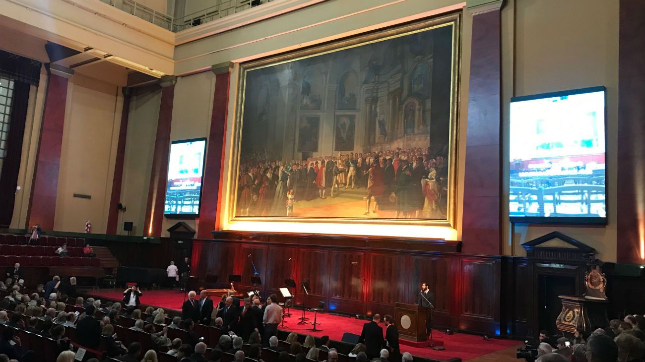 El Aula Magna renovó sus butacas, alfombra y hasta incorporó dos pantallas de LED.