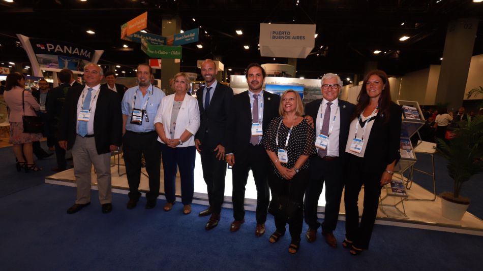 El ministro de Transporte, Guillermo Dietrich, junto a su comitiva en la Feria Global de Cruceros en Miami.