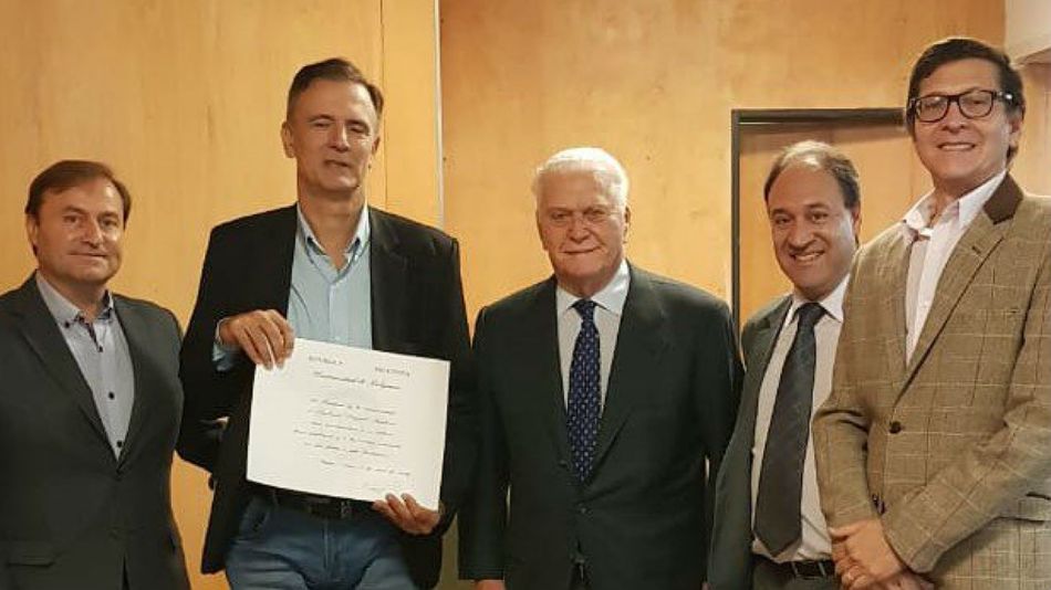 El periodista Daniel Santoro junto al rector de la Universidad de Belgrano, Avelino Porto.