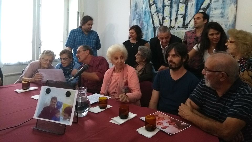 Carlotto y la familia de la nieta 129 durante el anuncio en conferencia de prensa.