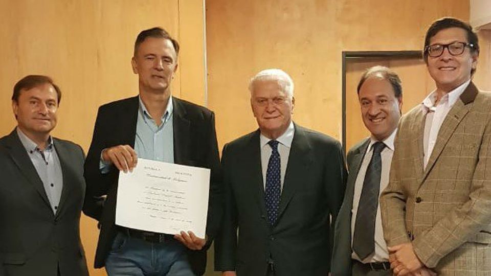 El periodista Daniel Santoro junto a Néstor Sclauzero, gerente de noticias de la TV Pública; Avelino Porto rector de la Universidad de Belgrano; Fernando Laborda, director de la carrera de Comunicación de la UB y Fernando Ruiz, su par de la Austral.