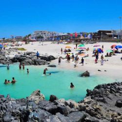 Bahía Inglesa regala a los visitantes playas casi desiertas, con aguas turquesas y arenas blancas.