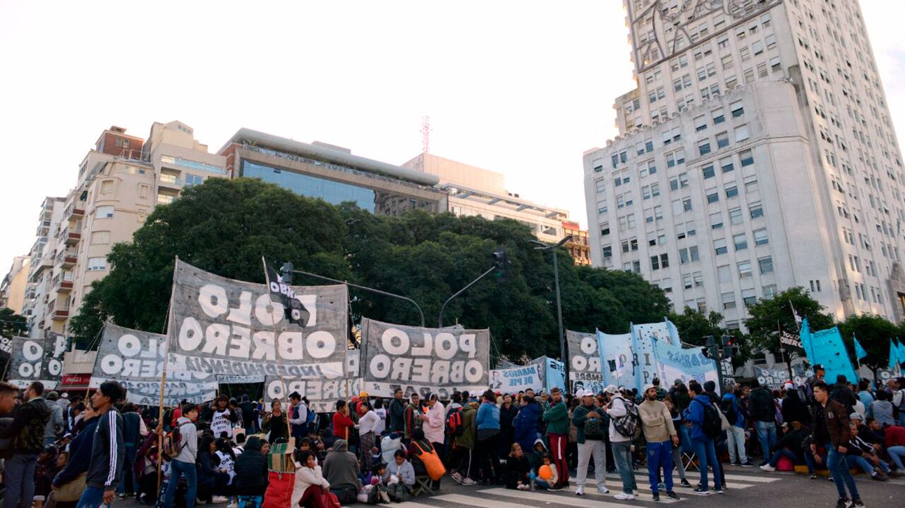 Acampe de las organizaciones sociales en la 9 de Julio frente al Ministerio de Desarrollo Social