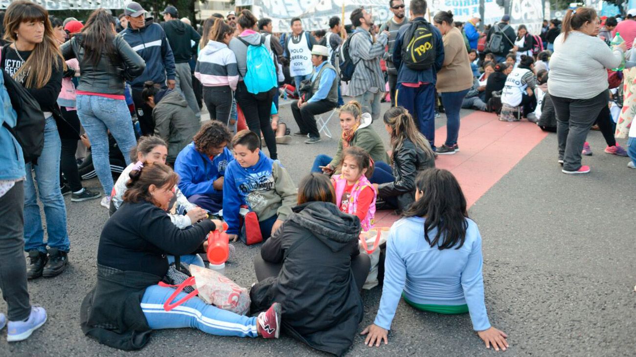 Acampe de las organizaciones sociales en la 9 de Julio frente al Ministerio de Desarrollo Social