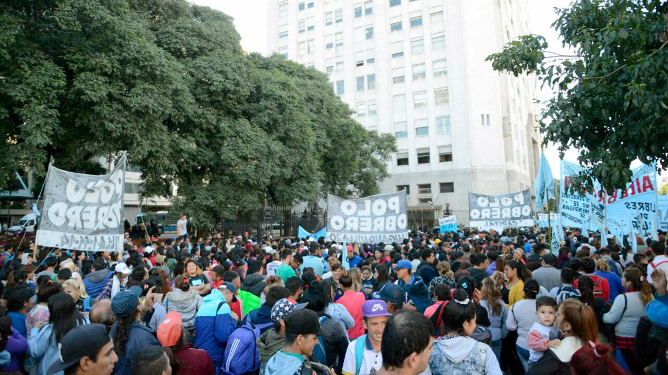 Acampe de las organizaciones sociales en la 9 de Julio frente al Ministerio de Desarrollo Social