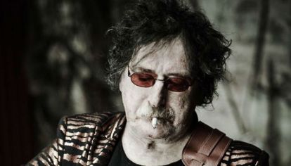 Charly fue fotografiado por @scarletpage para la exhibición #Resonators