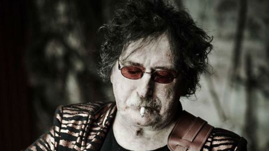 Charly fue fotografiado por @scarletpage para la exhibición #Resonators