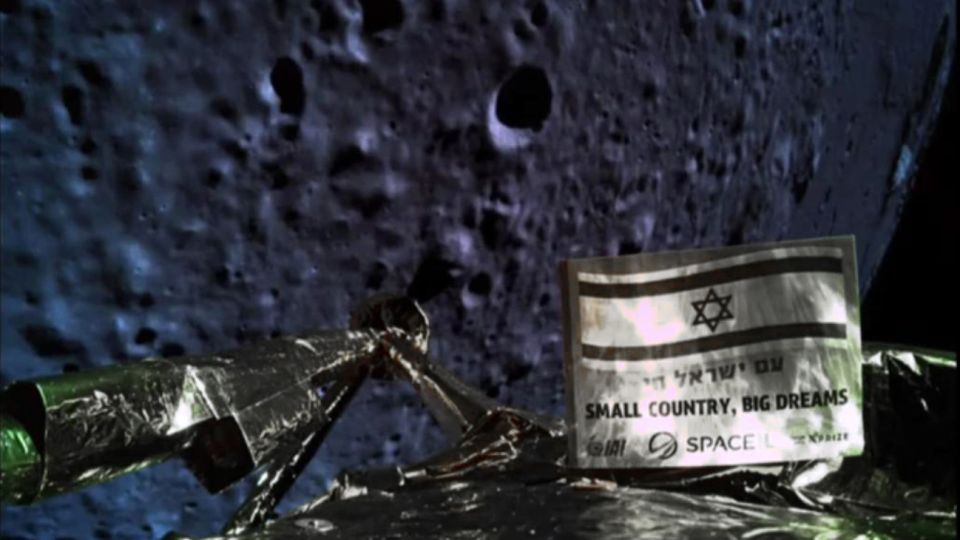 Una foto de la luna sacada por la sonda israelí Beresheet antes de estrellarse contra terreno lunar.