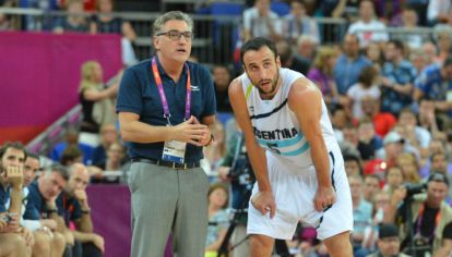 Julio Lamas le da indicaciones a Manu Ginóbili en los Juegos Olímpicos de Londres 2012.