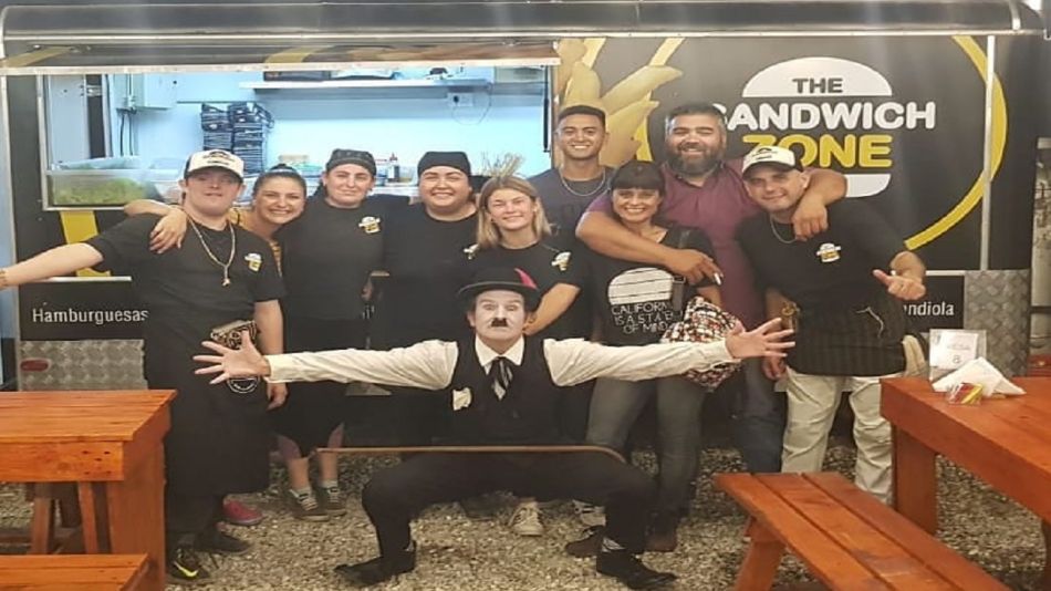El dueño del bar salió a defender al joven.