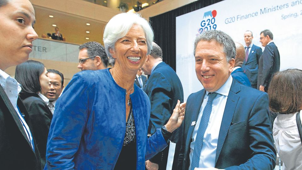 Sonrisas. El encuentro informal entre Lagarde y Dujovne –y Sandleris detrás– en la foto del G20.