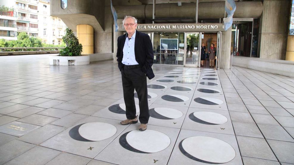 El artista Leandro Katz, autor de la obra Alfabeto Lunar en la puerta de la Biblioteca Nacional Mariano Moreno.