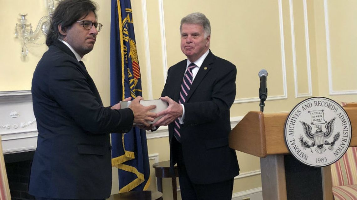 David Ferriero, Archivist of the United States (right), hands Justice Minister Germán Caravano a box with several hard drives containing newly-declassified US Government records related to human rights violations committed during the 1976-1983 military dictatorship, at the National Archives Building in Washington on Friday.