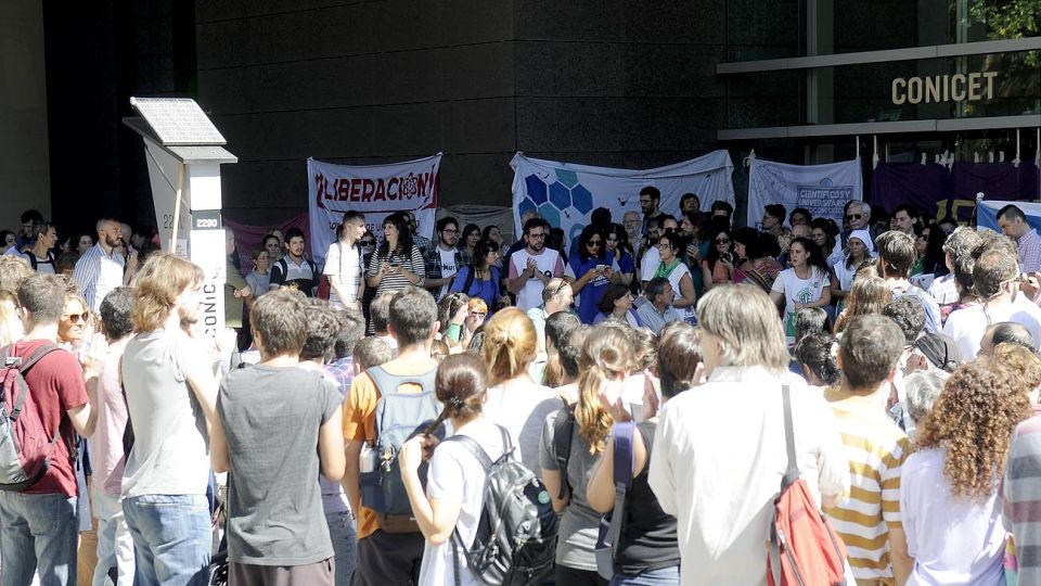 Reclamo. Investigadores realizaron un acto en el Polo pidiendo mayor presupuesto para el área.