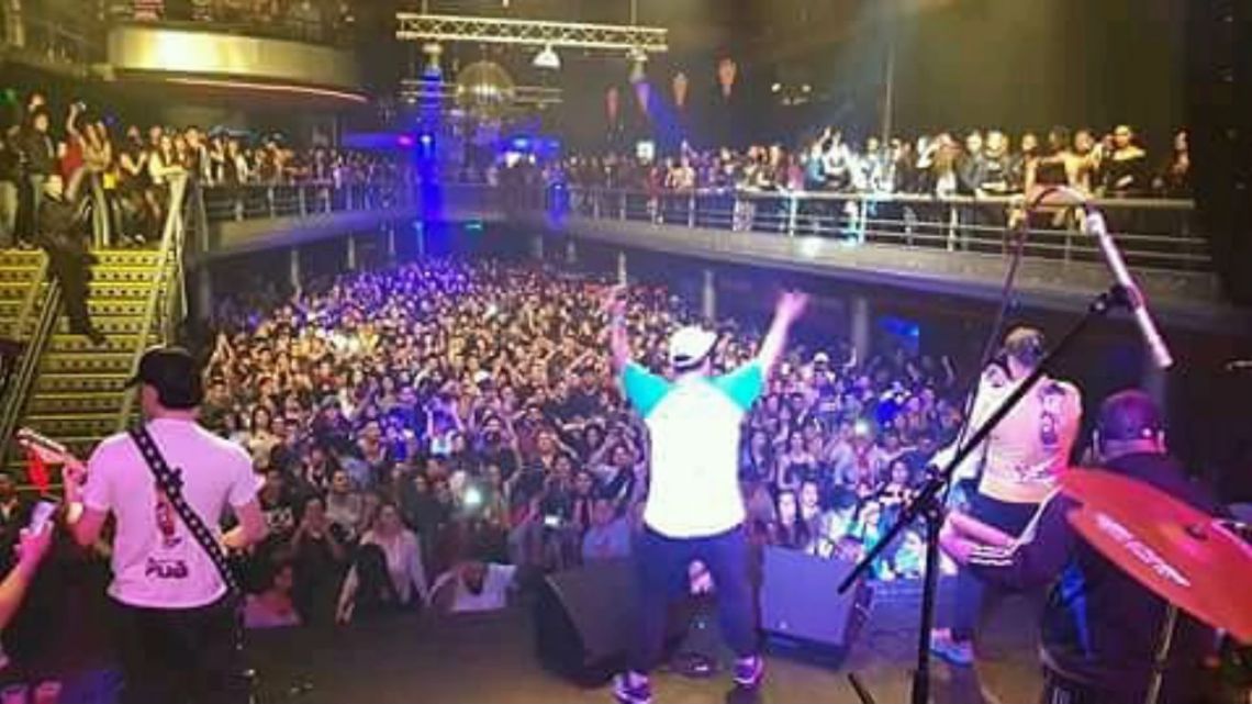 Detuvieron al cantante de