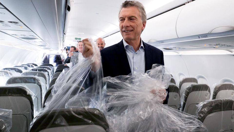 tira que tira. Macri, días atrás, en la inauguración de una línea aérea privada. El relato del deseo.