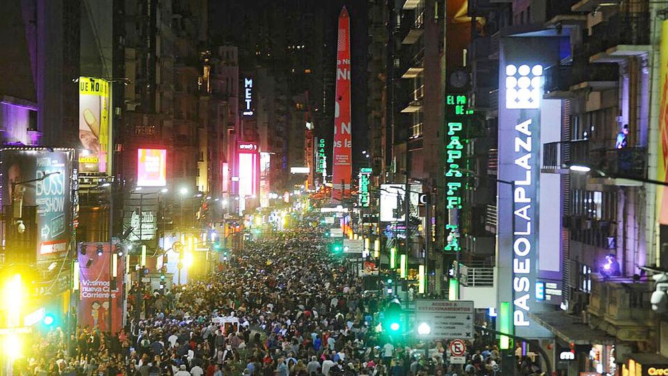 De fiesta. Con el Obelisco de fondo, miles de vecinos disfrutaron de acróbatas, músicos y actores.