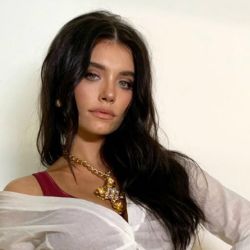 La actriz desplegó su sensualidad en topless