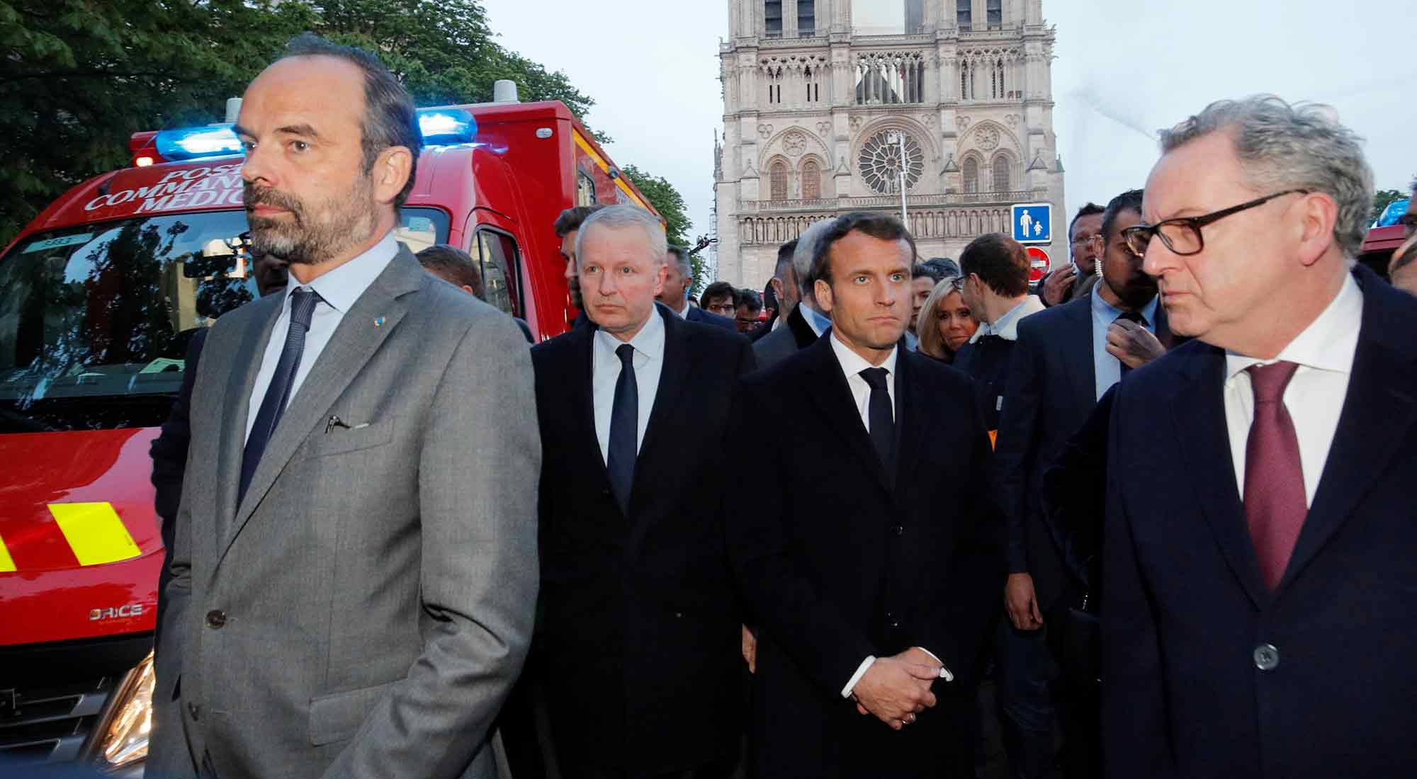 Emmanuel Macron, presidente de Francia en las afueras de la catedral observando el incendio 