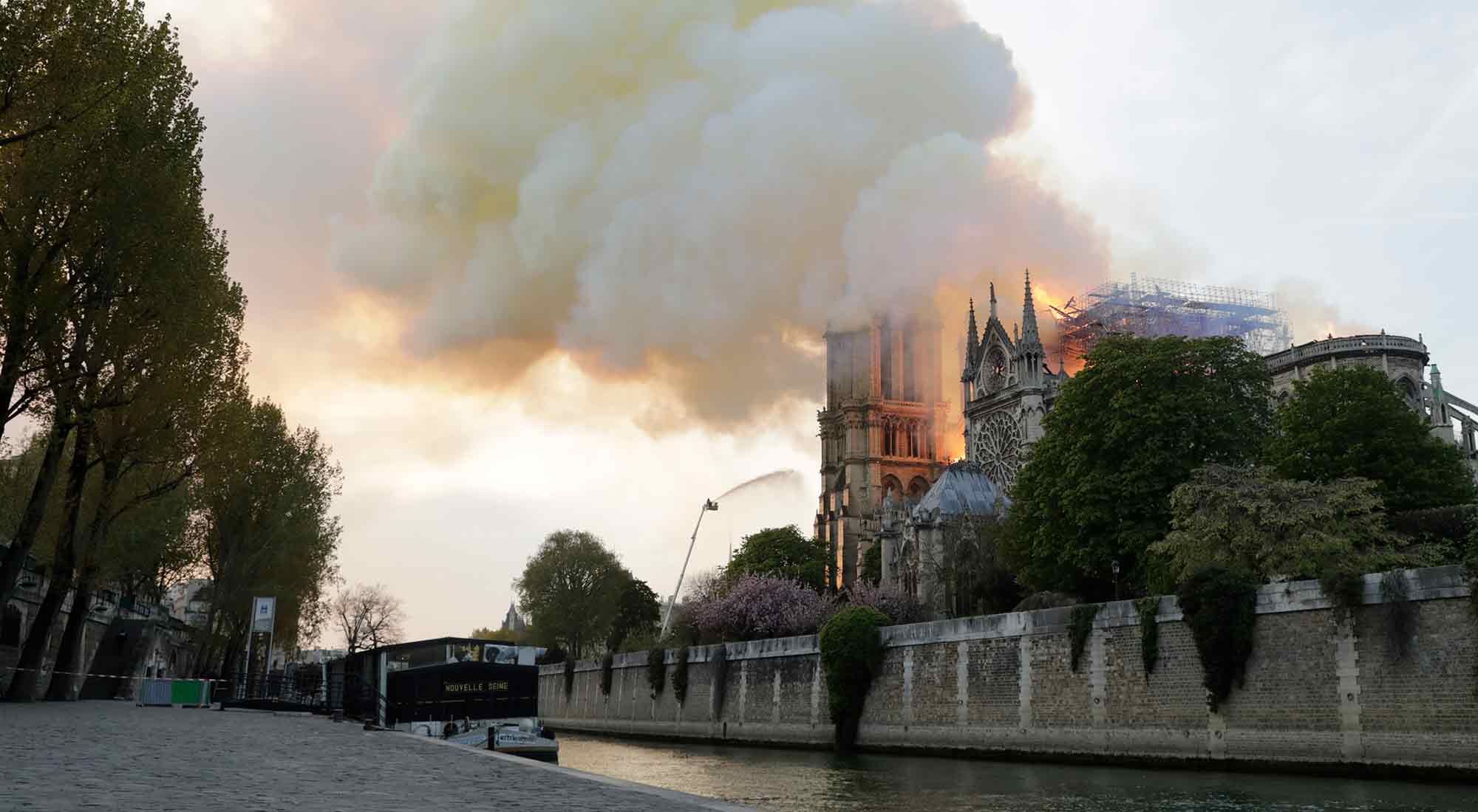 Se incendió la emblemática catedral de Notre Dame en París