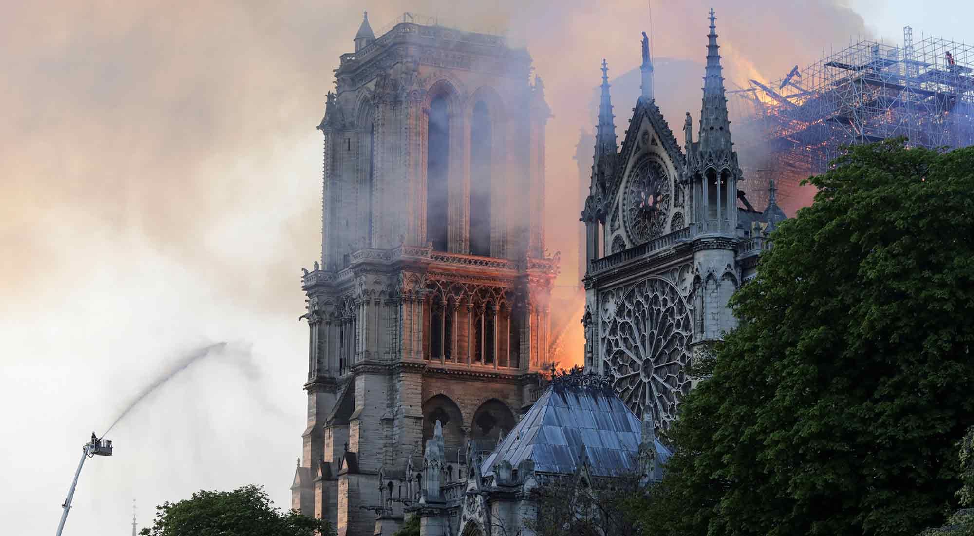 Se incendió la emblemática catedral de Notre Dame en París