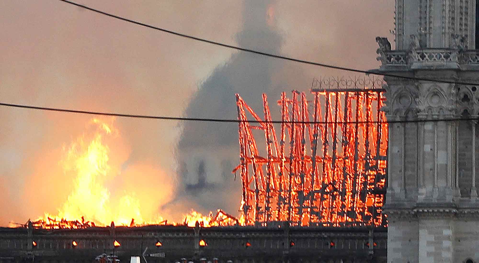 Se incendió la emblemática catedral de Notre Dame en París