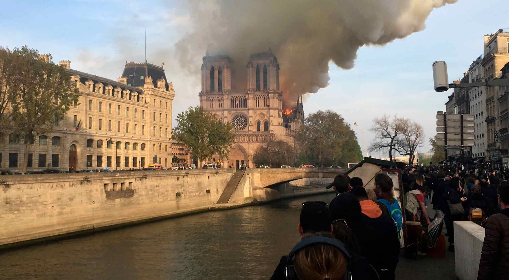 Las Im Genes M S Impactantes Del Incendio De La Catedral De Notre Dame En Par S Perfil