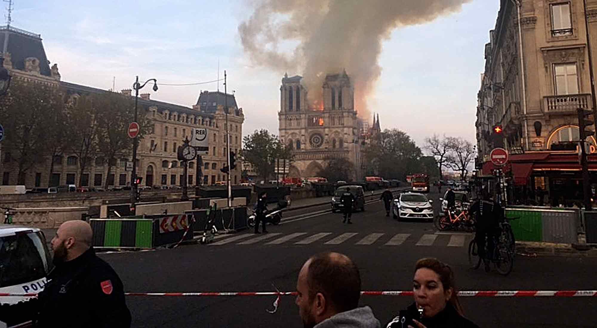 Se incendió la emblemática catedral de Notre Dame en París