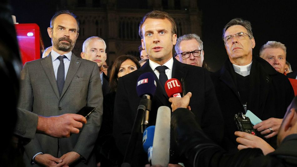Emmanuel Macron, desde el lugar del siniestro.