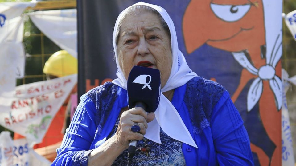 Hebe de Bonafini hablando en la puerta de la Fundación de las Madres