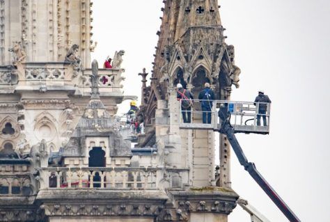 Técnicos revisan los daños en la catedral de Notre Dame