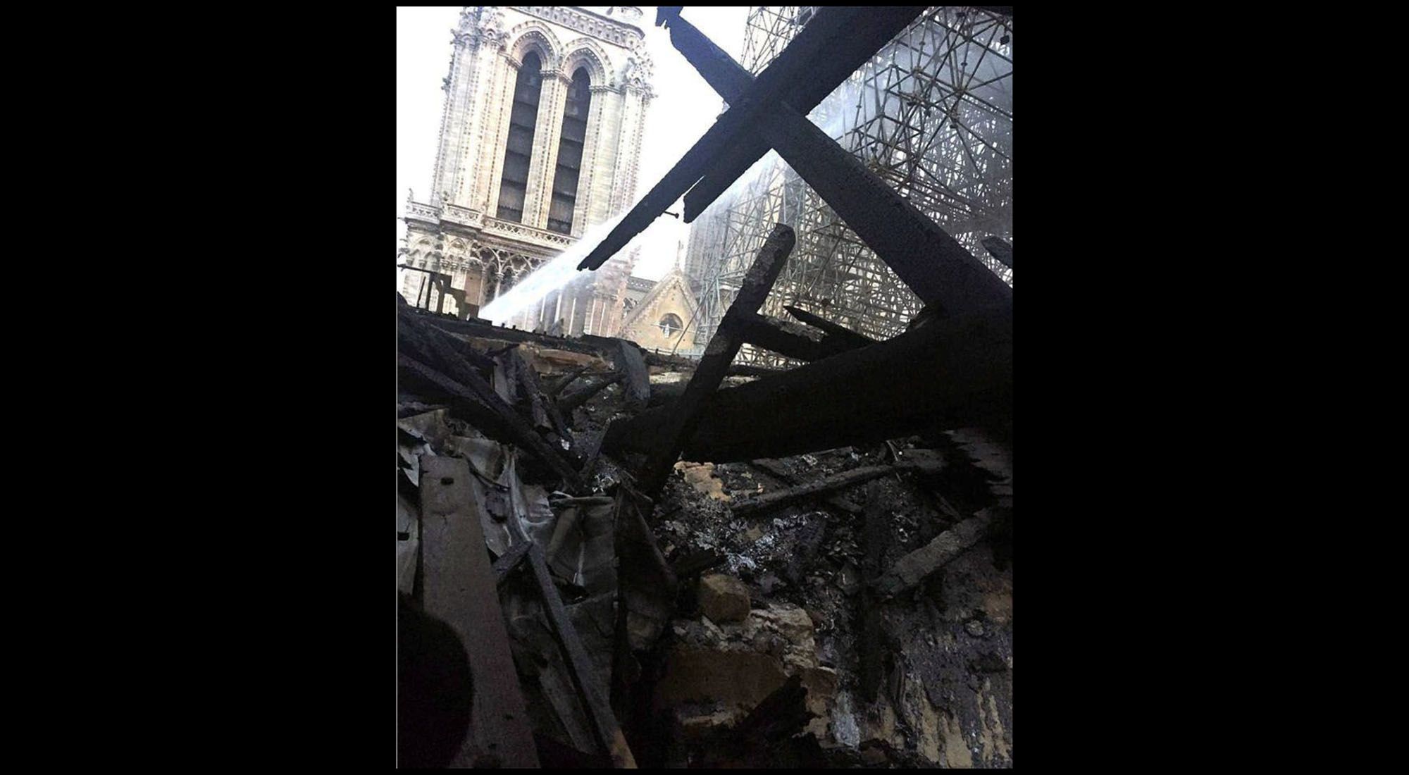 Notre dame interior despúes del incendio