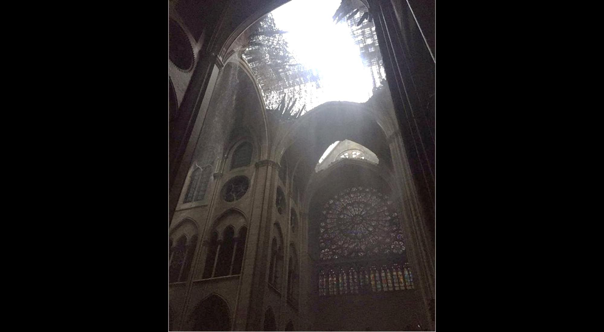 Notre dame interior despúes del incendio