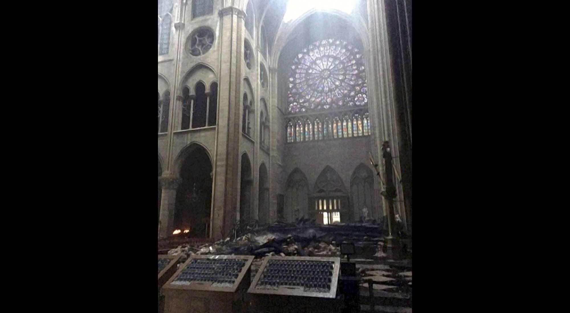 Notre dame interior despúes del incendio