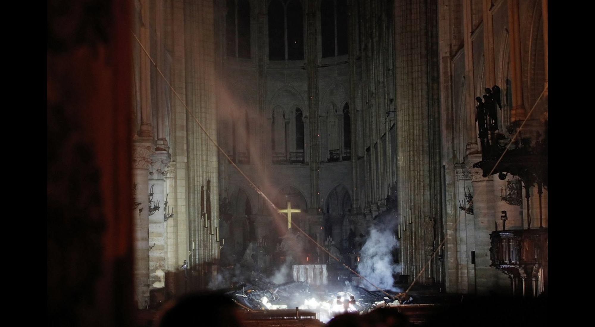 Notre Dame interior despúes del incendio.