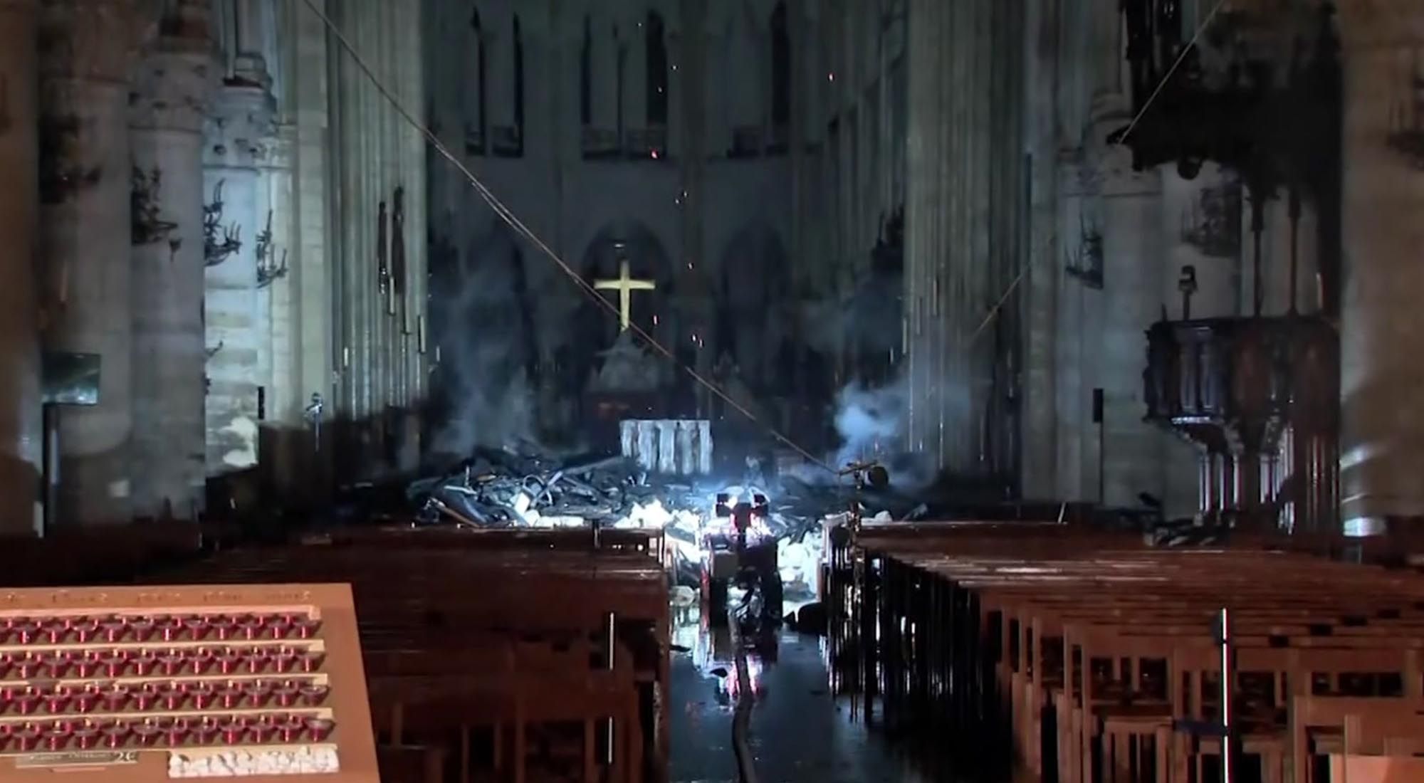 Notre Dame interior despúes del incendio.