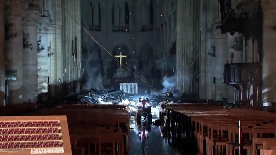 notre dame redes interior despúes del incendio