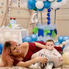 Vicky Xipolitakis festejó el cumple mes de su hijo y le llovieron las críticas 