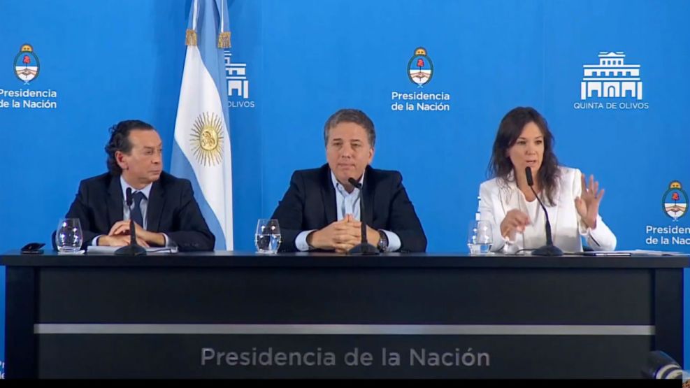 Los ministros Nicolás Dujovne, Carolina Stanley y Dante Sica en la conferencia de prensa.