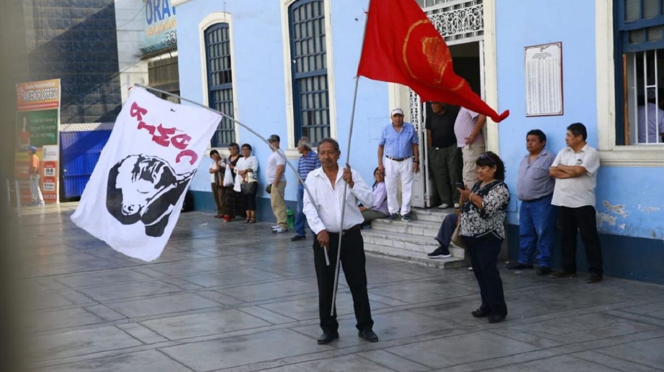 Los restos del ex presidente Alan García fueron trasladados del hospital Casimiro Ulloa al local principal del Partido Aprista.